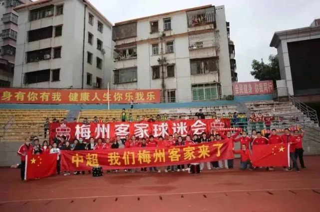 日本少妇做爰奶水狂喷小说